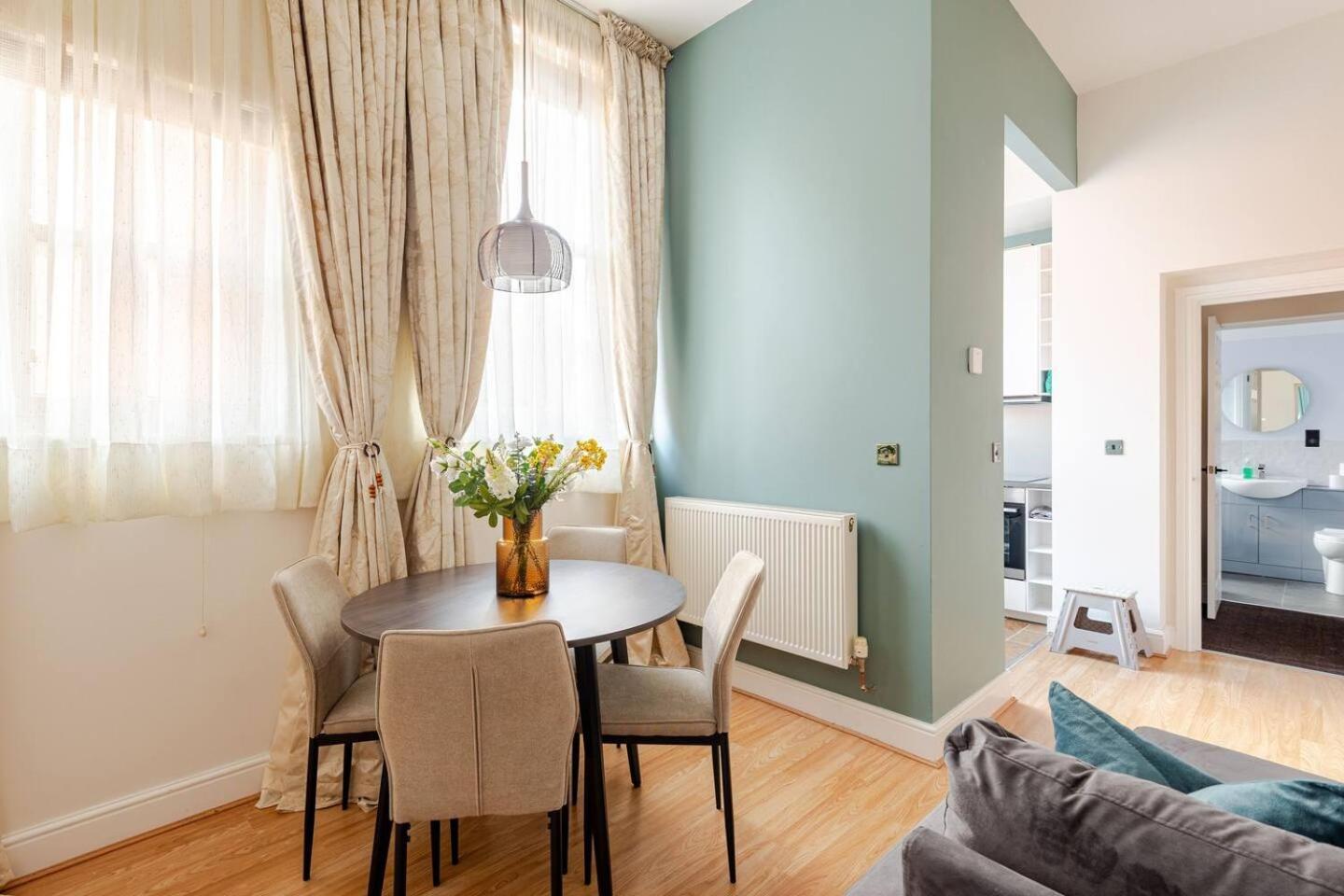 Stylish Flat In Central Location With Free Parking スウィンドン エクステリア 写真